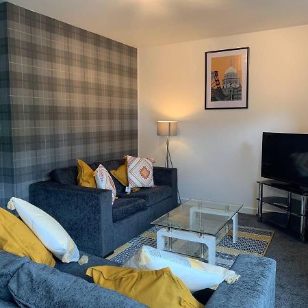 Modern 2 Bedroom Flat With Free Parking In Cambuslang, グラスゴー エクステリア 写真