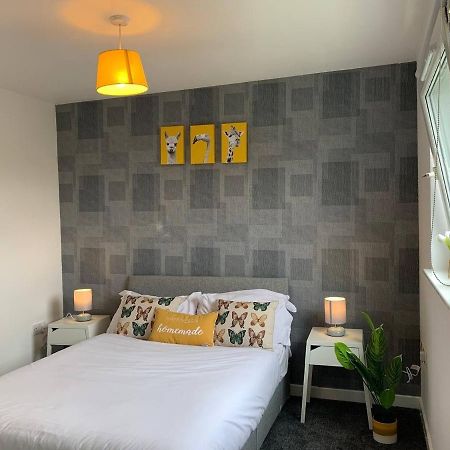 Modern 2 Bedroom Flat With Free Parking In Cambuslang, グラスゴー エクステリア 写真