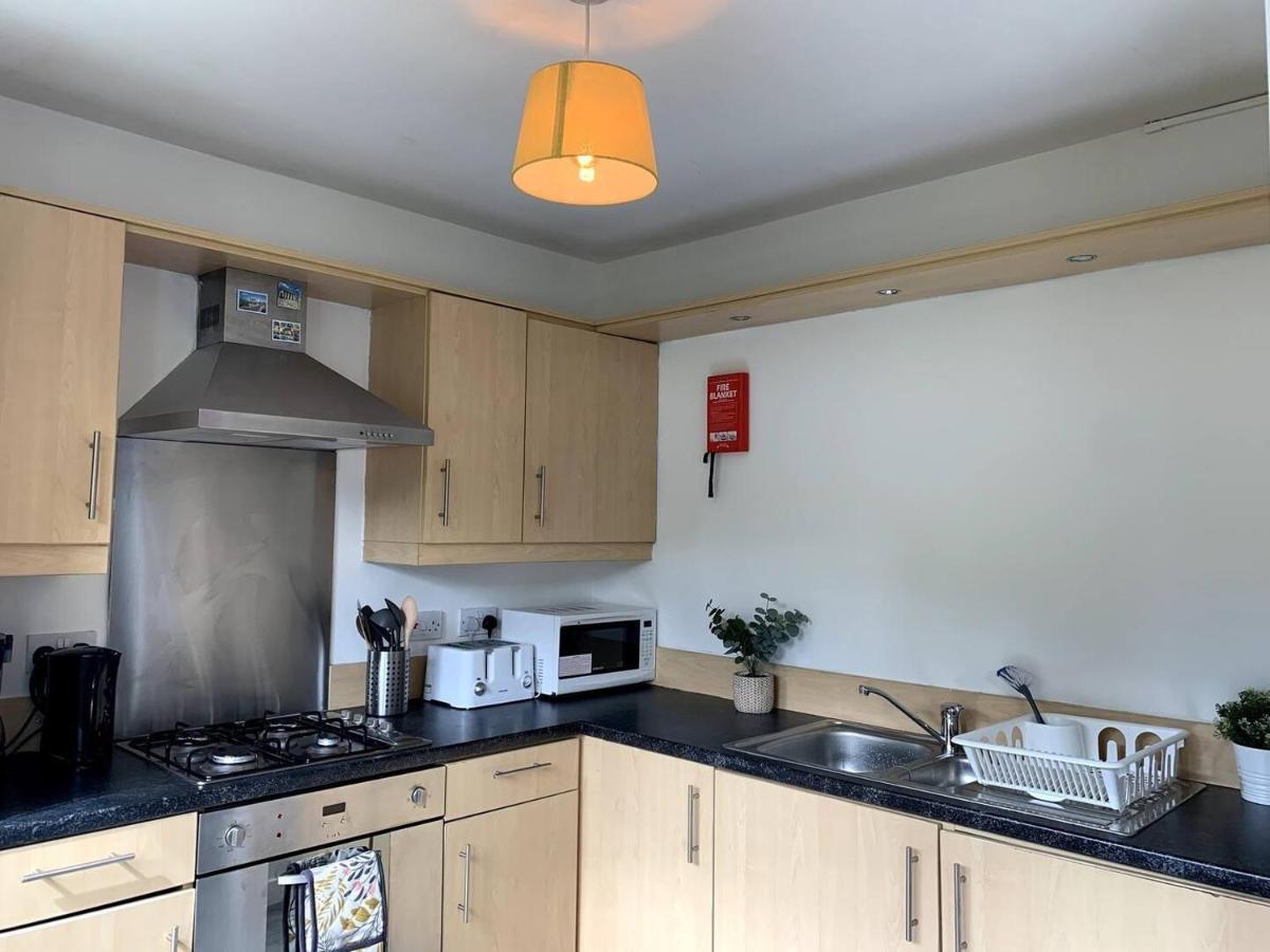 Modern 2 Bedroom Flat With Free Parking In Cambuslang, グラスゴー エクステリア 写真