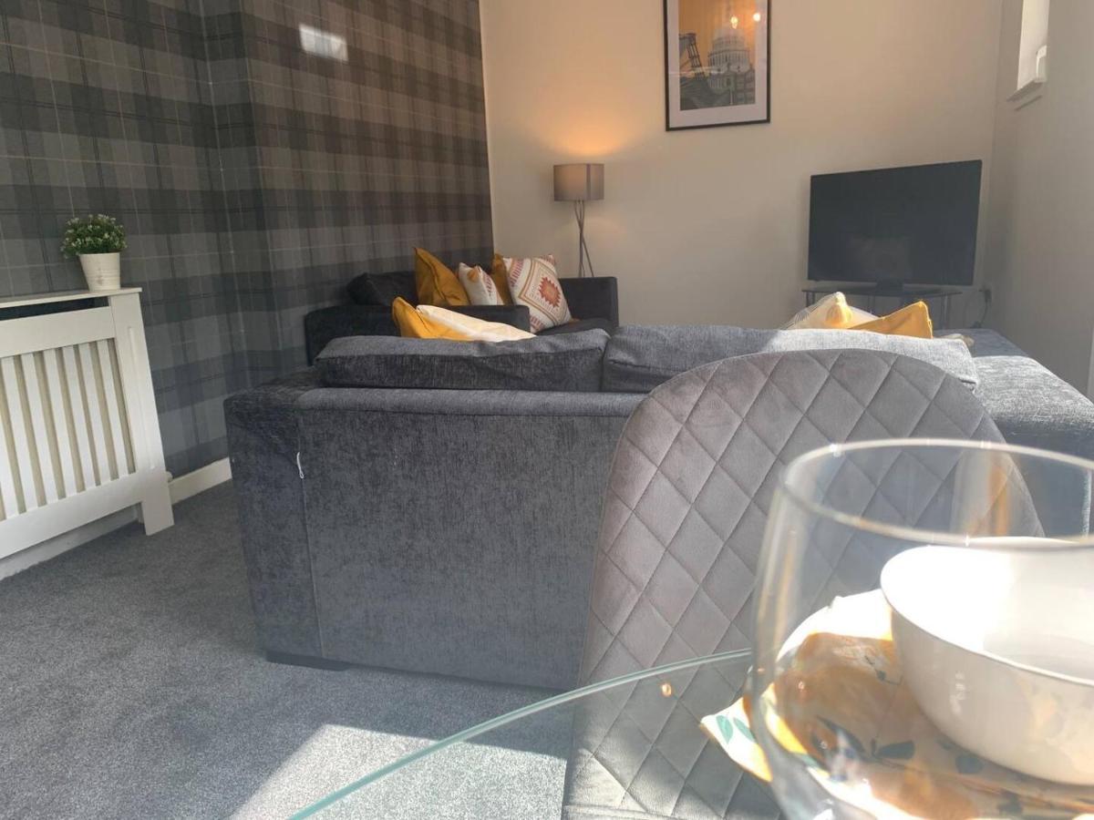 Modern 2 Bedroom Flat With Free Parking In Cambuslang, グラスゴー エクステリア 写真