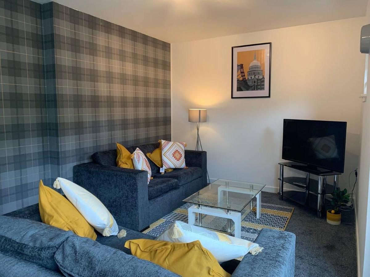 Modern 2 Bedroom Flat With Free Parking In Cambuslang, グラスゴー エクステリア 写真