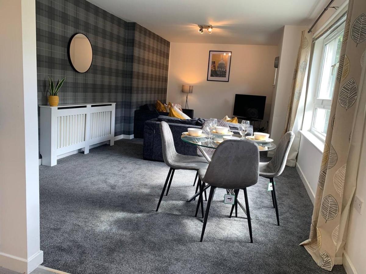 Modern 2 Bedroom Flat With Free Parking In Cambuslang, グラスゴー エクステリア 写真