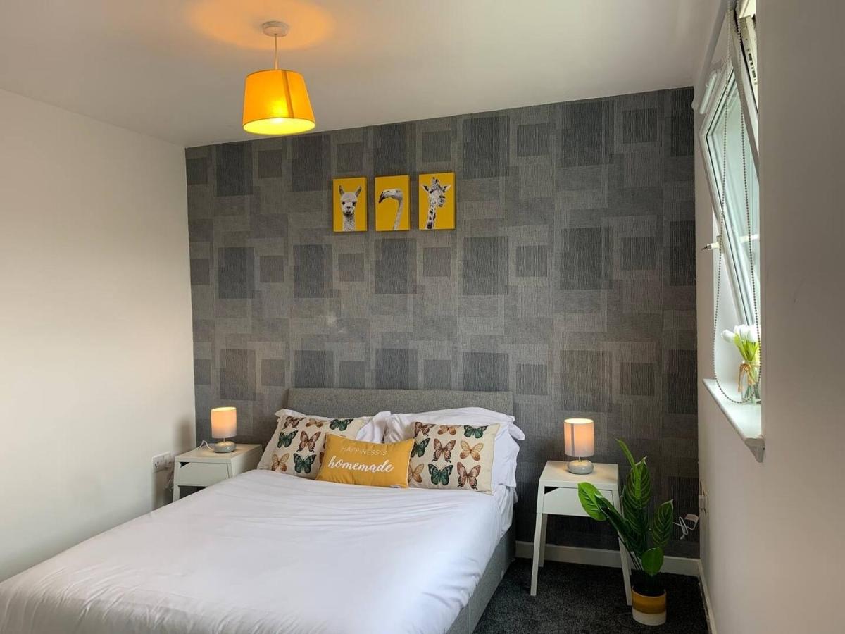 Modern 2 Bedroom Flat With Free Parking In Cambuslang, グラスゴー エクステリア 写真