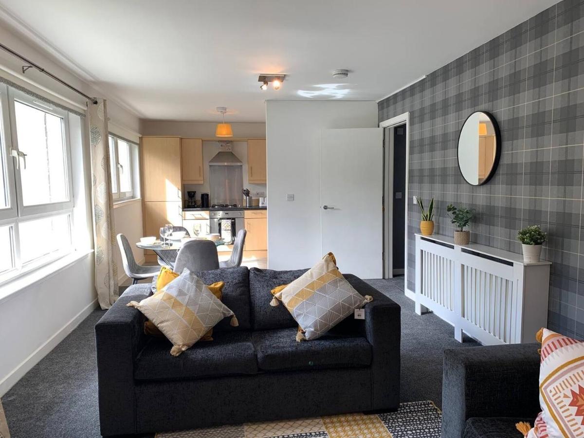 Modern 2 Bedroom Flat With Free Parking In Cambuslang, グラスゴー エクステリア 写真