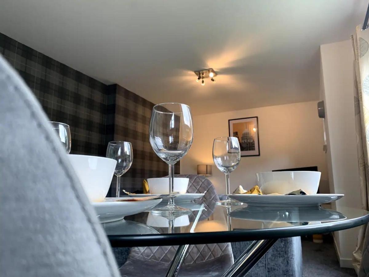 Modern 2 Bedroom Flat With Free Parking In Cambuslang, グラスゴー エクステリア 写真