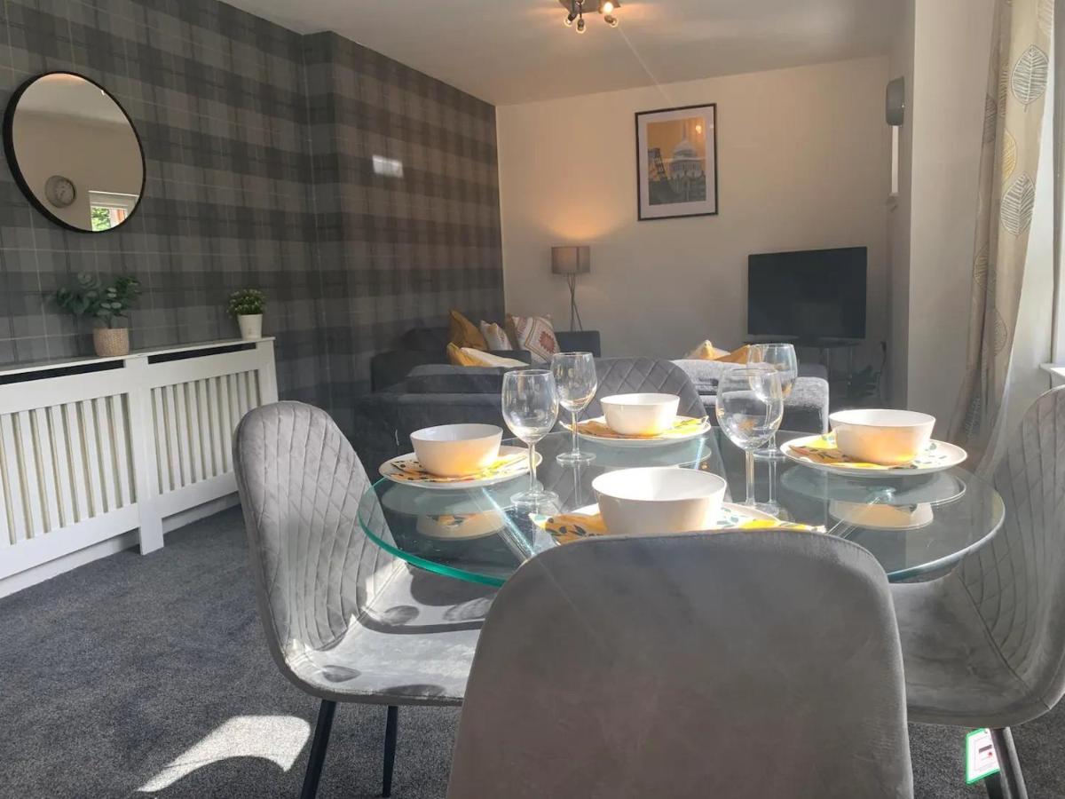 Modern 2 Bedroom Flat With Free Parking In Cambuslang, グラスゴー エクステリア 写真