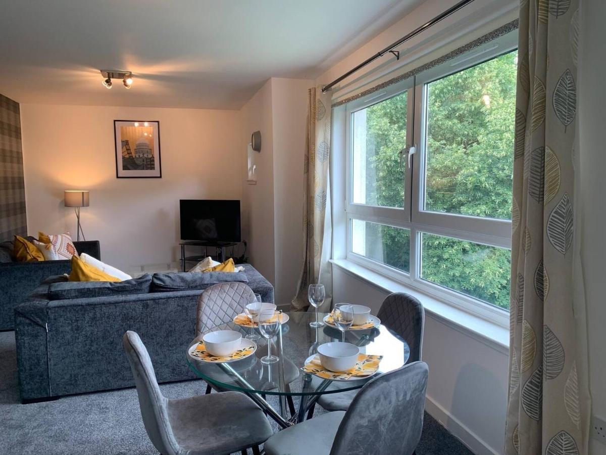 Modern 2 Bedroom Flat With Free Parking In Cambuslang, グラスゴー エクステリア 写真