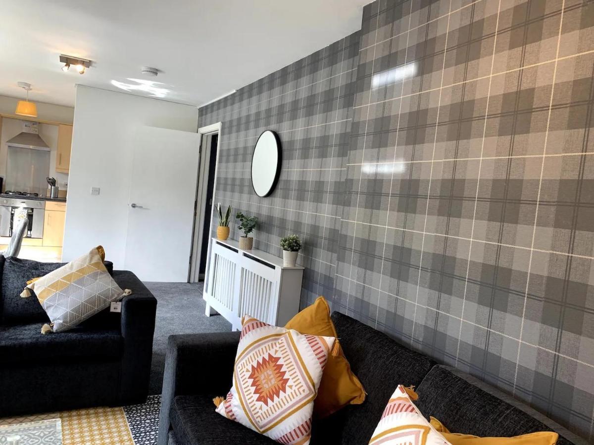 Modern 2 Bedroom Flat With Free Parking In Cambuslang, グラスゴー エクステリア 写真